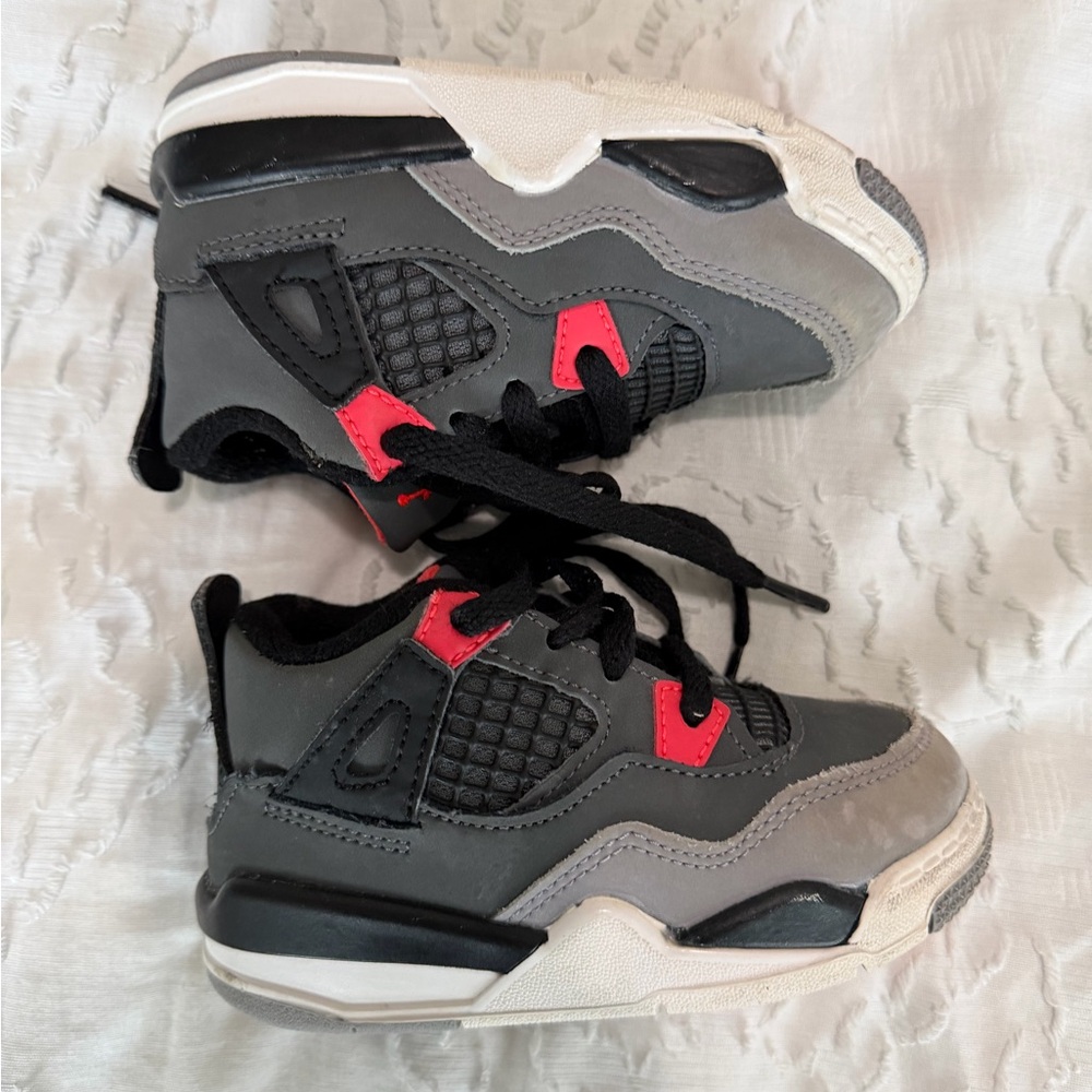 Jordan 4 Retro Kids Sneakers in Gray and Red